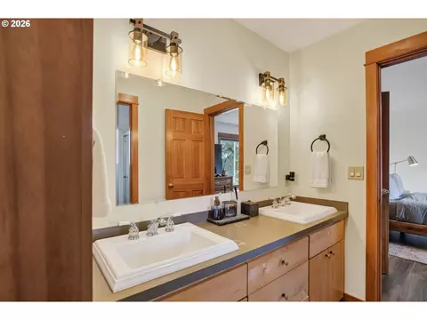 Bath - 407 Huskey Rd, Mosier, OR 97040 photo 3 of 7