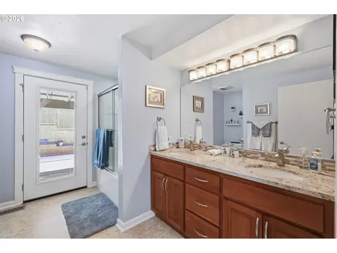 Bath - 3446 Breezewood Ave, Eugene, OR 97405 photo 4 of 6