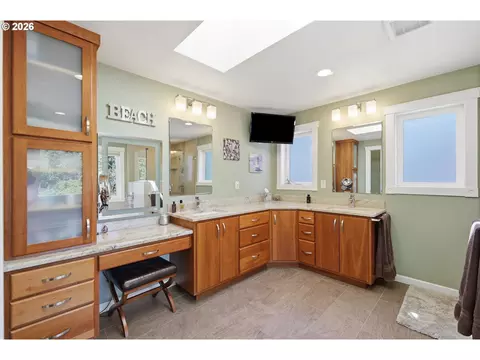 Bath - 3446 Breezewood Ave, Eugene, OR 97405 photo 1 of 6