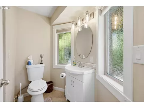 Bath - 3446 Breezewood Ave, Eugene, OR 97405 photo 6 of 6