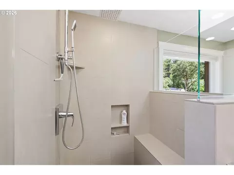 Bath - 3446 Breezewood Ave, Eugene, OR 97405 photo 3 of 6