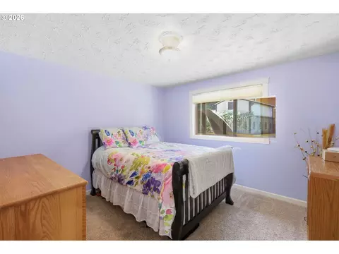 Bedroom - 3446 Breezewood Ave, Eugene, OR 97405 photo 3 of 3