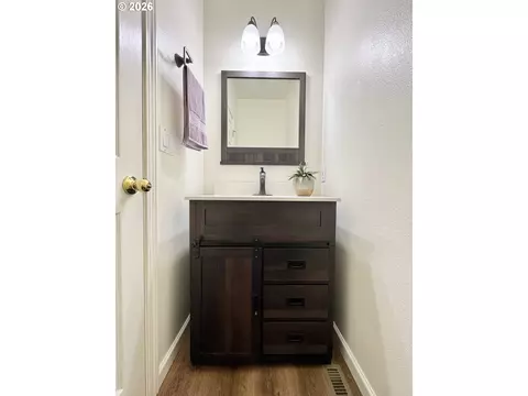 Bath - 3988 Century Dr, Eugene, OR 97402 photo 2 of 7