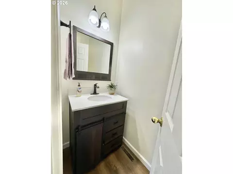 Bath - 3988 Century Dr, Eugene, OR 97402 photo 1 of 7