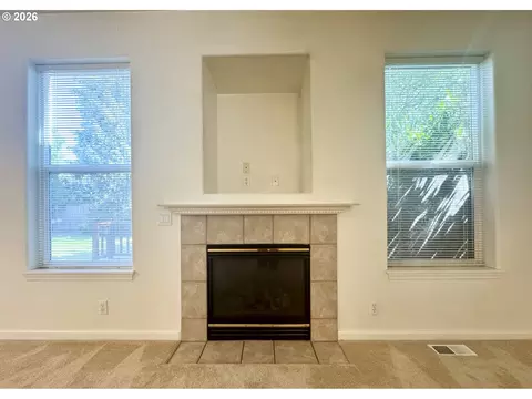 Living - 3988 Century Dr, Eugene, OR 97402 photo 4 of 10