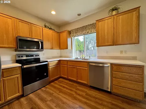 Kitchen - 3988 Century Dr, Eugene, OR 97402 photo 3 of 4