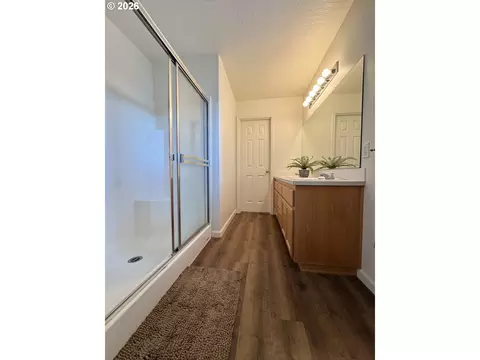 Bath - 3988 Century Dr, Eugene, OR 97402 photo 4 of 7