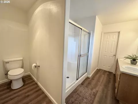 Bath - 3988 Century Dr, Eugene, OR 97402 photo 3 of 7
