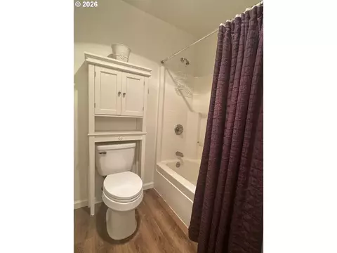 Bath - 3988 Century Dr, Eugene, OR 97402 photo 6 of 7