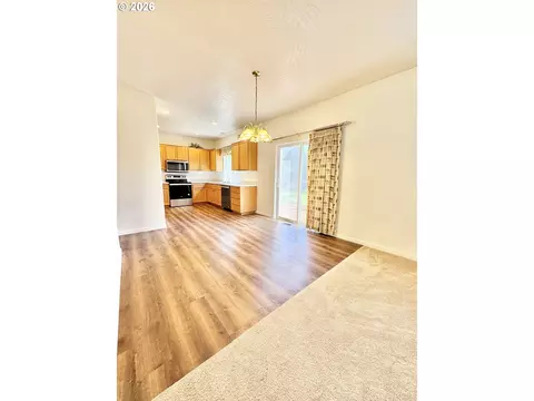 Living - 3988 Century Dr, Eugene, OR 97402 photo 5 of 10