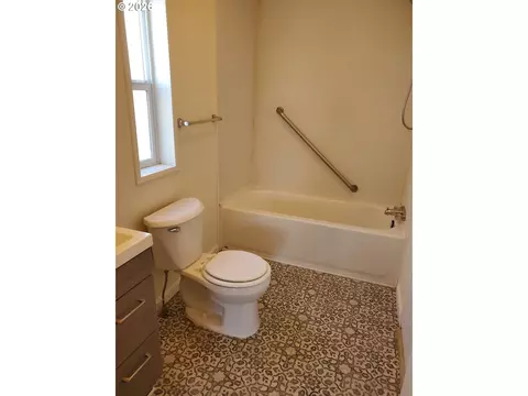 Bath - 1376 David Ave, Eugene, OR 97404 photo 2 of 5