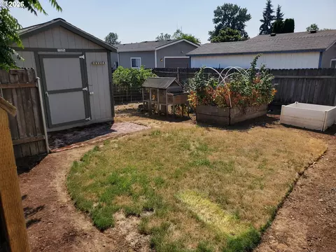 Exterior - 1376 David Ave, Eugene, OR 97404 photo 5 of 6