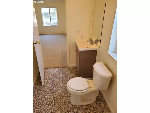 Bath - 1376 David Ave, Eugene, OR 97404 photo 3 of 5