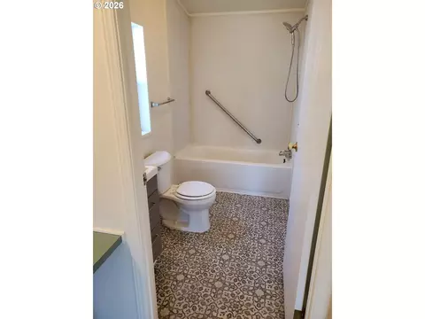 Bath - 1376 David Ave, Eugene, OR 97404 photo 1 of 5