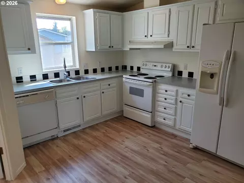 Kitchen - 1376 David Ave, Eugene, OR 97404 photo 1 of 2