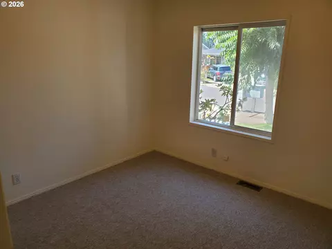 Bedroom - 1376 David Ave, Eugene, OR 97404 photo 4 of 5