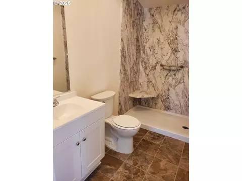 Bath - 1376 David Ave, Eugene, OR 97404 photo 4 of 5