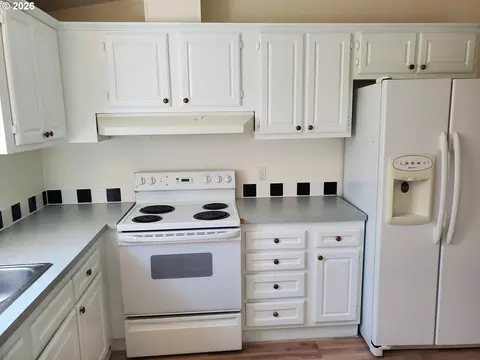 Kitchen - 1376 David Ave, Eugene, OR 97404 photo 2 of 2