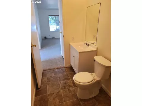 Bath - 1376 David Ave, Eugene, OR 97404 photo 5 of 5