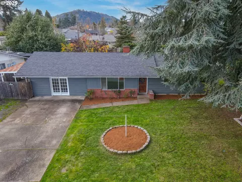 922 S 38th St, Springfield, OR 97478
