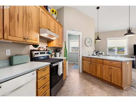 Kitchen - 160 Spear Ln, Yoncalla, OR 97499 photo 5 of 7
