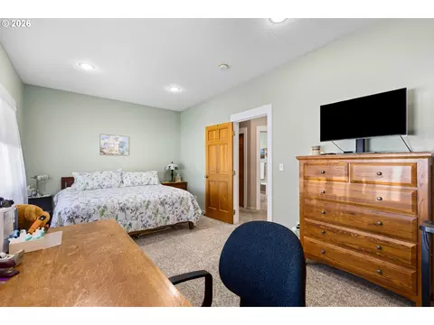 Bedroom - 160 Spear Ln, Yoncalla, OR 97499 photo 5 of 7
