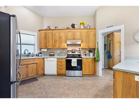 Kitchen - 160 Spear Ln, Yoncalla, OR 97499 photo 3 of 7