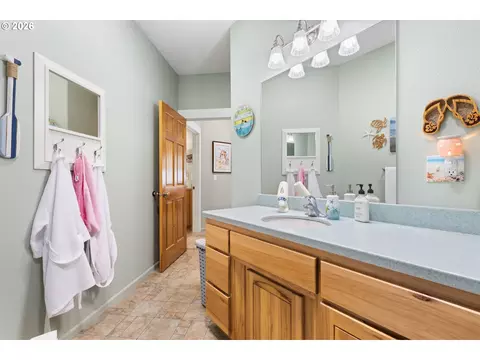 Bath - 160 Spear Ln, Yoncalla, OR 97499 photo 4 of 4