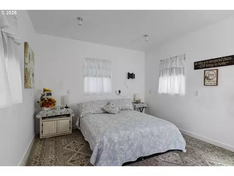 Bedroom - 160 Spear Ln, Yoncalla, OR 97499 photo 6 of 7