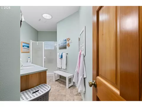 Bath - 160 Spear Ln, Yoncalla, OR 97499 photo 3 of 4