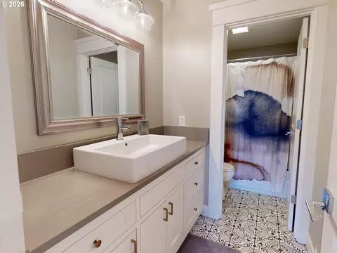 Bath - 3297 Jayhawk Ct, Eugene, OR 97405 photo 3 of 3