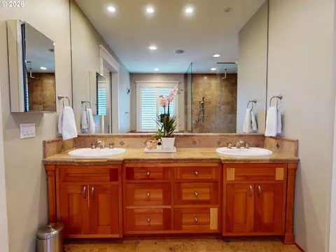 Bath - 3297 Jayhawk Ct, Eugene, OR 97405 photo 1 of 3