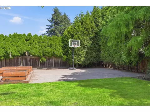 Exterior - 1639 Victorian Way, Eugene, OR 97401 photo 5 of 9