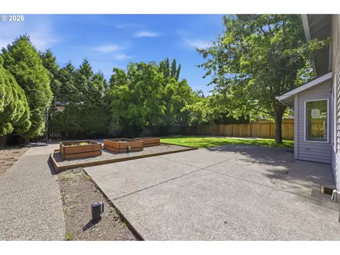 Exterior - 1639 Victorian Way, Eugene, OR 97401 photo 7 of 9