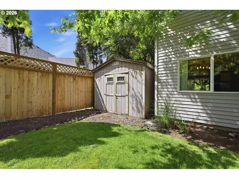 Exterior - 1639 Victorian Way, Eugene, OR 97401 photo 8 of 9