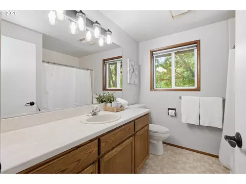 Bath - 1639 Victorian Way, Eugene, OR 97401 photo 3 of 3