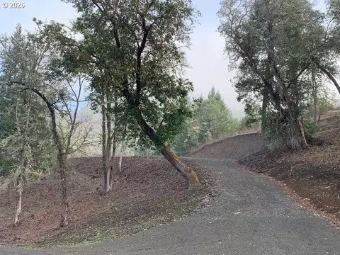 1 NE Pearce Rd #1, Roseburg, OR 97470