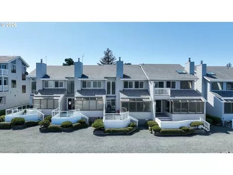 803 5th Ave #18, Hammond, OR 97121