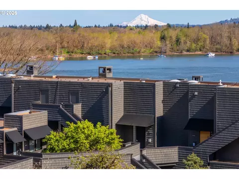 5826 S Riverpoint Ln, Portland, OR 97239