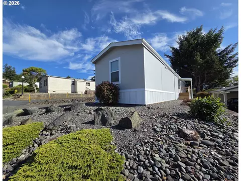 1240 Embarcadero Cir, Coos Bay, OR 97420