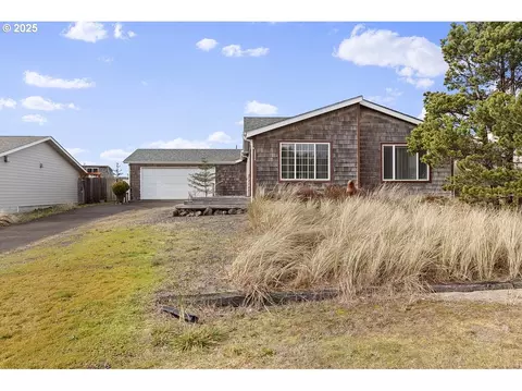 2806 NW Bayshore Loop, Waldport, OR 97394