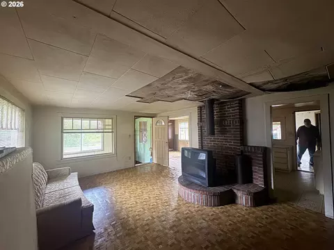 Living - 39688 Row River Rd, Dorena, OR 97434 photo 2 of 4