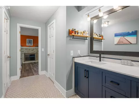 Bath - 2696 Terrace View Dr, Eugene, OR 97405 photo 3 of 5