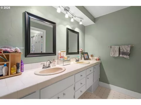 Bath - 2696 Terrace View Dr, Eugene, OR 97405 photo 5 of 5