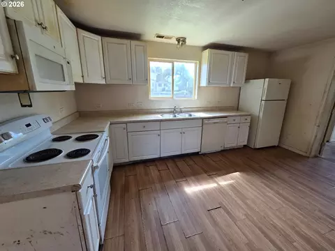 Kitchen - 340 E 6th Ave, Riddle, OR 97469 photo 1 of 3
