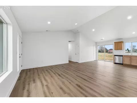 Living - 145 SW Eagle Dr, Boardman, OR 97818 photo 3 of 5