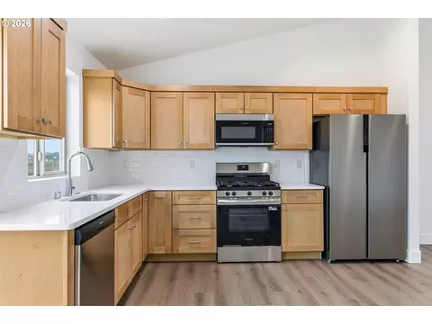 Kitchen - 145 SW Eagle Dr, Boardman, OR 97818 photo 2 of 3