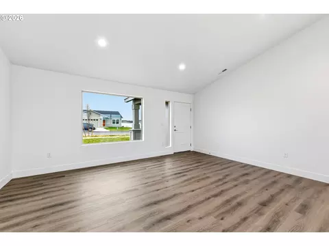 Living - 145 SW Eagle Dr, Boardman, OR 97818 photo 5 of 5