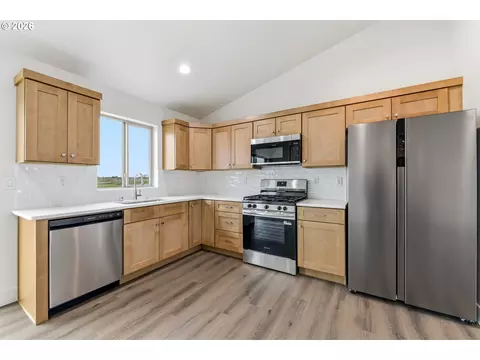 Kitchen - 145 SW Eagle Dr, Boardman, OR 97818 photo 1 of 3