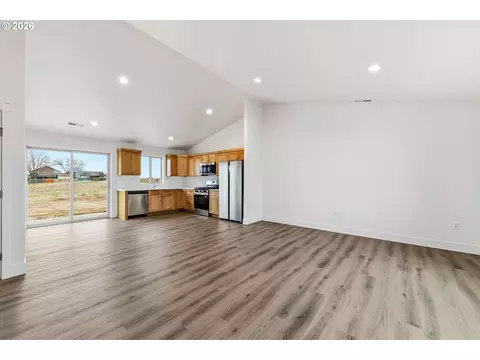 Living - 145 SW Eagle Dr, Boardman, OR 97818 photo 4 of 5